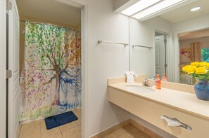 Vasca, asciugacapelli, asciugamani, carta igienica