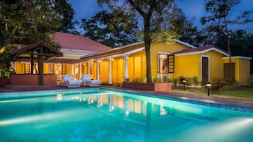 Outdoor pool, pool umbrellas, sun loungers