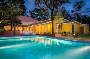 Outdoor pool, pool umbrellas, sun loungers - amã Stays and Trails , Cardozo House (Candolim)