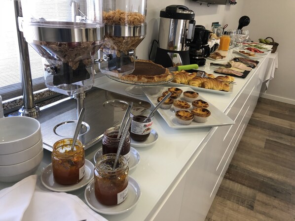 Café da manhã self-service grátis todos os dias