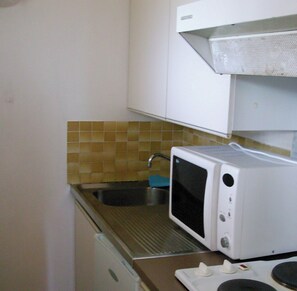 Microwave, coffee/tea maker, cookware/dishes/utensils