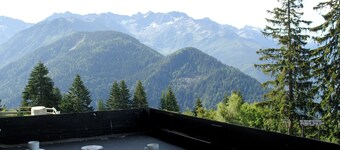 STUDIO AT THE FOOT OF TRACKS IN A FAMILY STATION