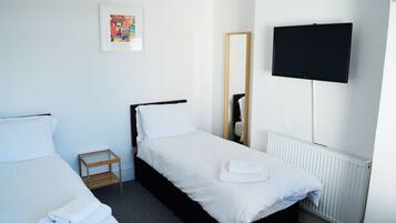 3 bedrooms, iron/ironing board, WiFi, bed sheets