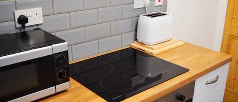 Een koelkast, een magnetron, een oven, een kookplaat