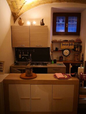 Fridge, microwave, oven, coffee/tea maker