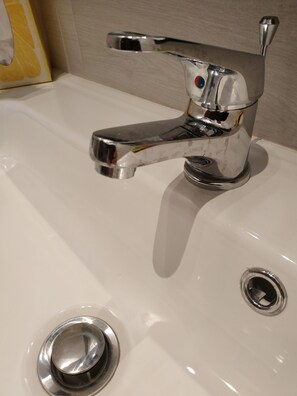 Shower, hair dryer, bidet, towels - 100sqm apartment, in villa, in the coppede 'district. (Roma)