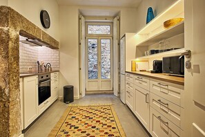 Fridge, microwave, oven, stovetop - MyPlace - Lisbon - Luxury Trindade (Lisboa)