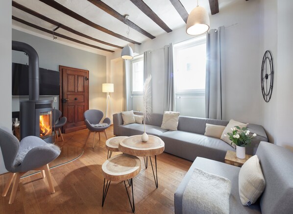 65-Zoll-Flachbildfernseher mit Satellitenempfang, Smart-TV, Netflix