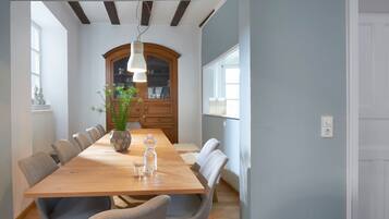 Design-Haus, 6 Schlafzimmer (incl. cleaning fee/linen 180/15 EUR) | Essbereich im Zimmer