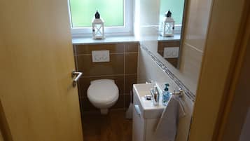 Douche, serviettes fournies, papier toilette