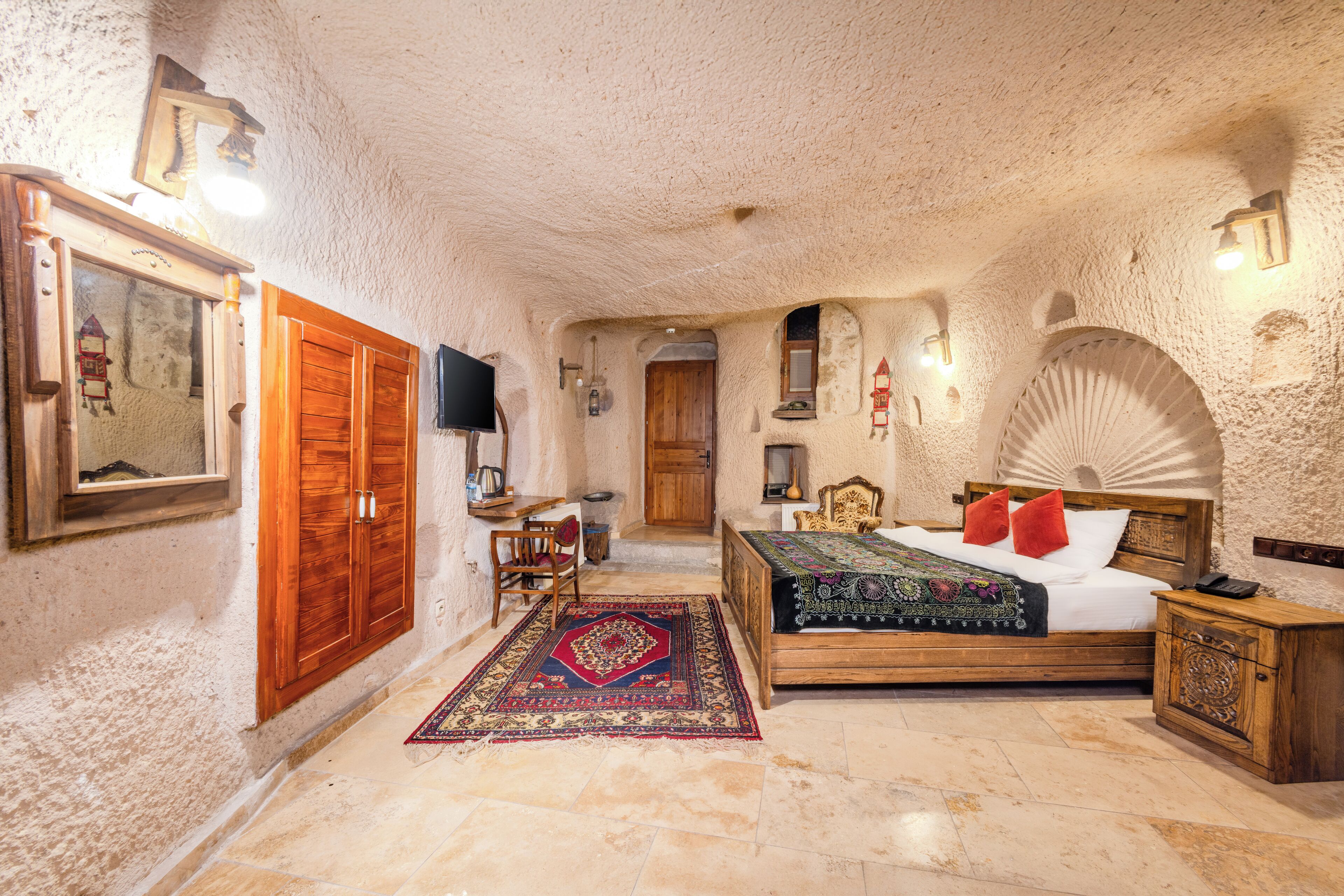 cave room, jacuzzi | 1 bedroom, egyptian cotton sheets, premium bedding, minibar