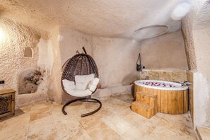 Cave Room, Jacuzzi | 埃及棉床單、高級寢具、迷你吧、獨特設計
