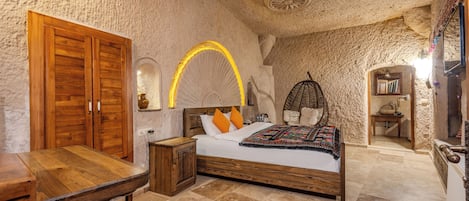 Cave Room, Jacuzzi | Cadar kapas Mesir, peralatan tempat tidur premium, bar mini