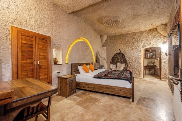 Cave Room, Jacuzzi | 埃及棉床單、高級寢具、迷你吧、獨特設計