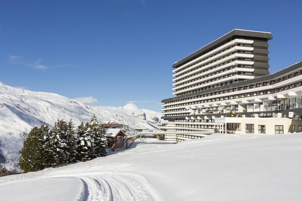 Exterior - Wifi, ski-in/ski-out & foot of the slopes, view resort/ski slopes, swimming pool, tv, ski locker (Les Menuires)
