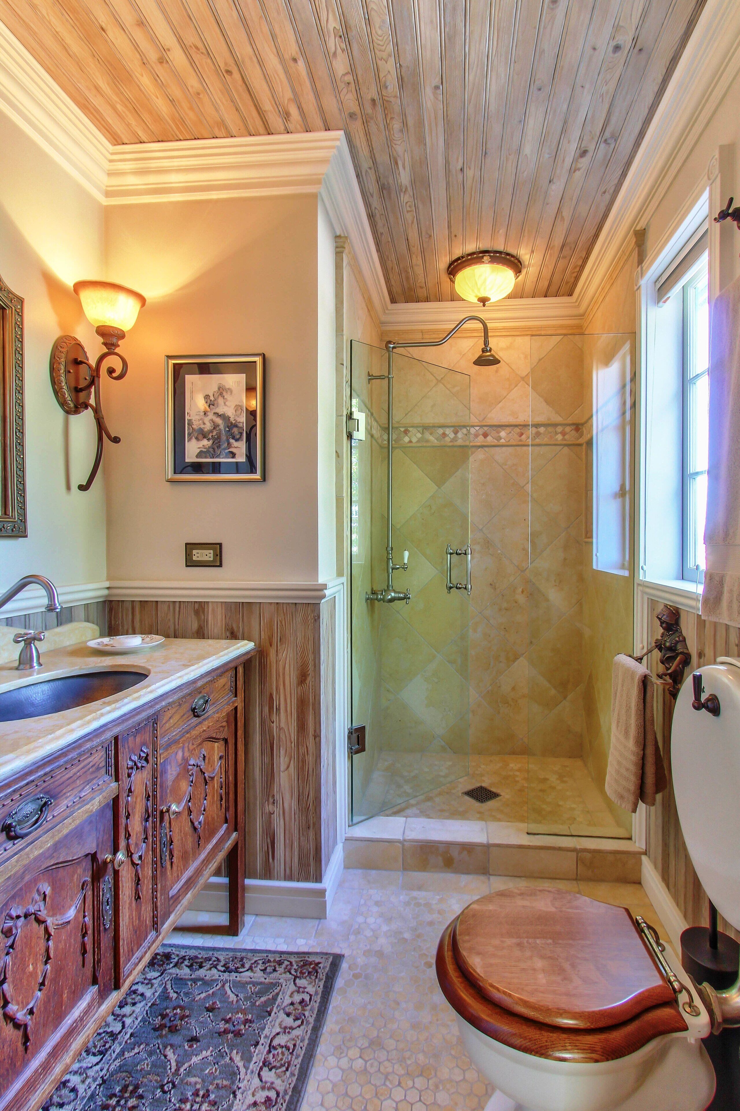 Combined shower/bathtub, hair dryer, towels