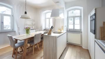 Fridge, microwave, stovetop, dishwasher