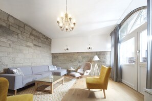 TV màn hình phẳng 50-inch có truyền hình vệ tinh, Smart TV, đầu đĩa DVD 