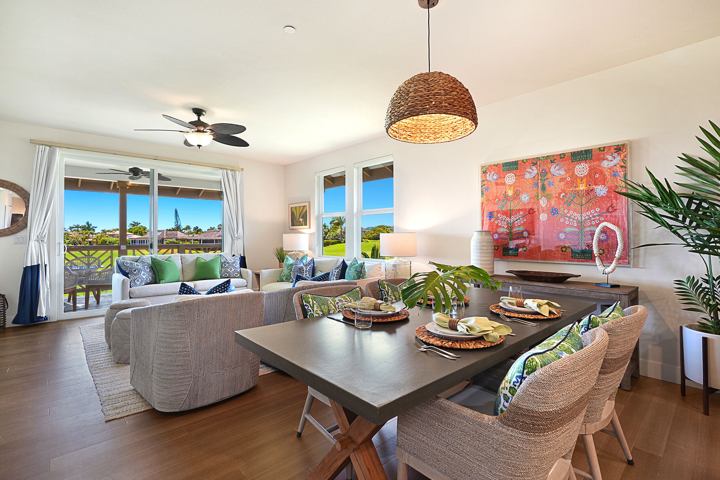 Un salón amplio con una mesa de comedor, asientos cómodos y un ventanal que ofrece vistas al exterior.