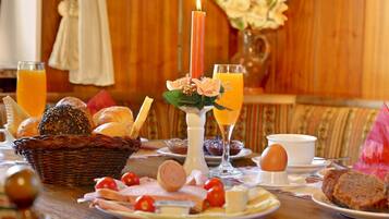 Daily continental breakfast (EUR 12.5 per person)
