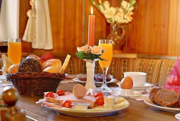 Daily continental breakfast (EUR 12.5 per person)