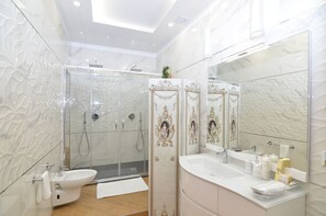 Douche, sèche-cheveux, bidet, serviettes fournies