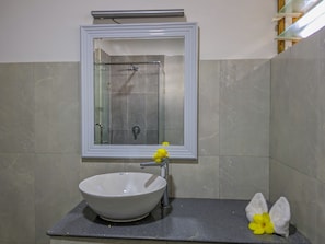 Cousin | Bathroom sink - East View Self Catering (Mahé Island)