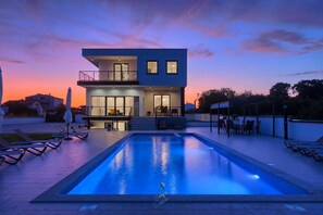 Outdoor pool - Modern 6-BR villa for 12+2 with pool close to Pula (Pula)