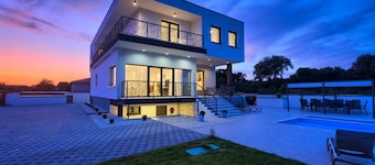 Modern 6-BR villa for 12+2 with pool close to Pula