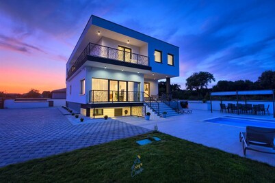 Modern 6-BR villa for 12+2 with pool close to Pula