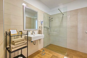 シャワー、ヘアドライヤー、タオル、石鹸