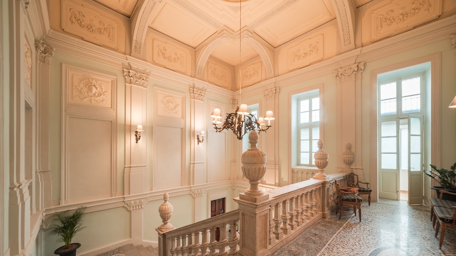 Royal Palace Luxury Suites & Hotel
