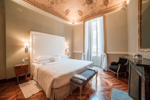 عناصر مجانية داخل الميني بار وخزنة داخل الغرفة ومكتب