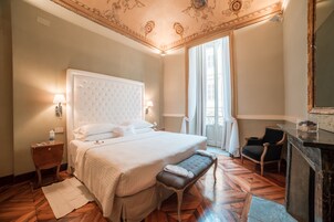 Royal Suite | Free minibar, in-room safe, desk, laptop workspace