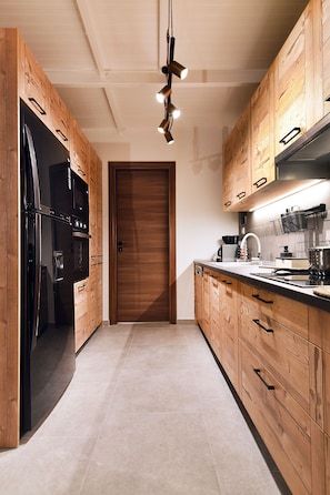 Casa família, 2 quartos, para não fumantes, vista para o jardim | Cozinha privada | Geladeira, cafeteira/chaleira, talheres/pratos/utensílios de cozinha