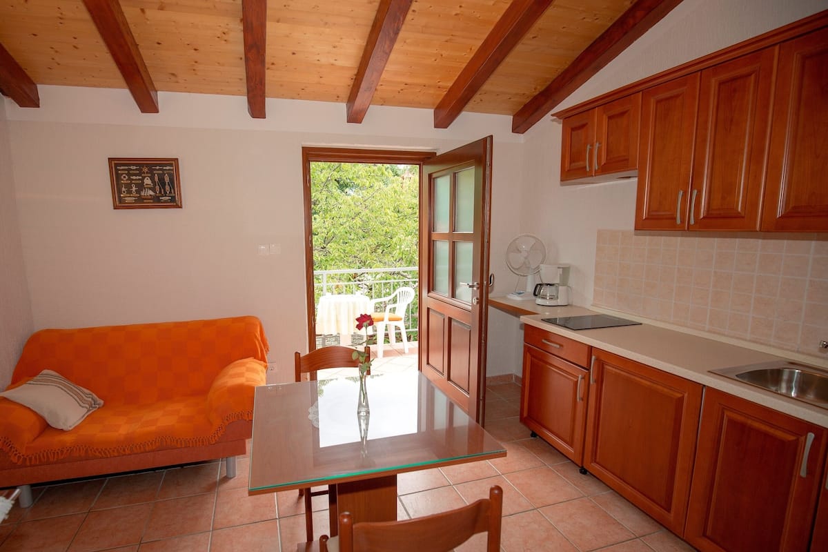 Apartment (3) | Eigene Küche | Kühlschrank, Herdplatte, Wasserkocher, Kochgeschirr/Geschirr/Besteck