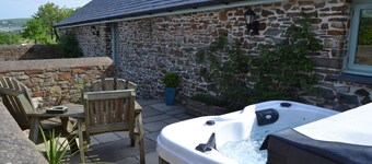 Converted barn, with hot tub near to North Devon's beaches