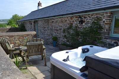 Converted barn, with hot tub near to North Devon's beaches