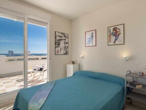 A bedroom with a bed, a desk, and a chair. There are two framed pictures on the wall. - Penthouse with panoramic views Los Alamos (Torremolinos)