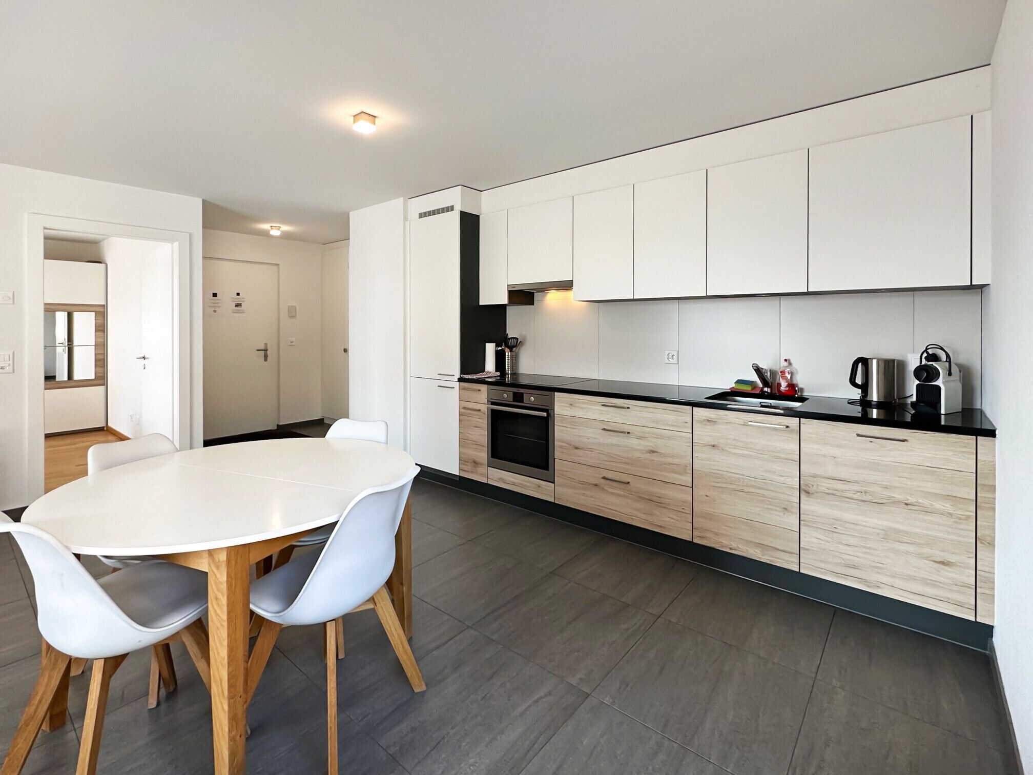 Réfrigérateur, four, lave-vaisselle, cafetière/bouilloire