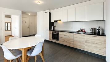 Fridge, oven, dishwasher, coffee/tea maker