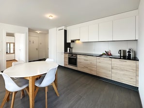 Réfrigérateur, four, lave-vaisselle, cafetière/bouilloire