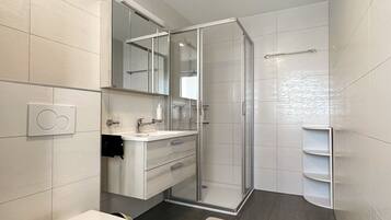 Dusche, Haartrockner, Handtücher