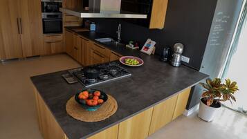 Een koelkast, een magnetron, een oven, een vaatwasser