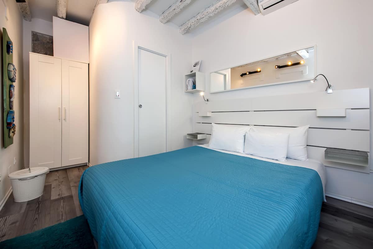 1 chambre, rideaux occultants, Wi-Fi gratuit, draps fournis