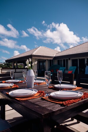 Outdoor dining - Villa Kenzi - Renovated (2023) - 3 Bedroom, 2 Bath Villa, POOL & FULL AC (The Valley)