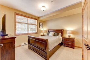 3 bedrooms, iron/ironing board, free WiFi, bed sheets - Premier Ski-in/Ski-Out Condo at The Aspens - Big White Ski Resort
H885185266 (Beaverdell)