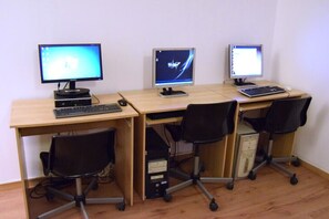 Business center - Mediterranean Hostel (Barcelona)