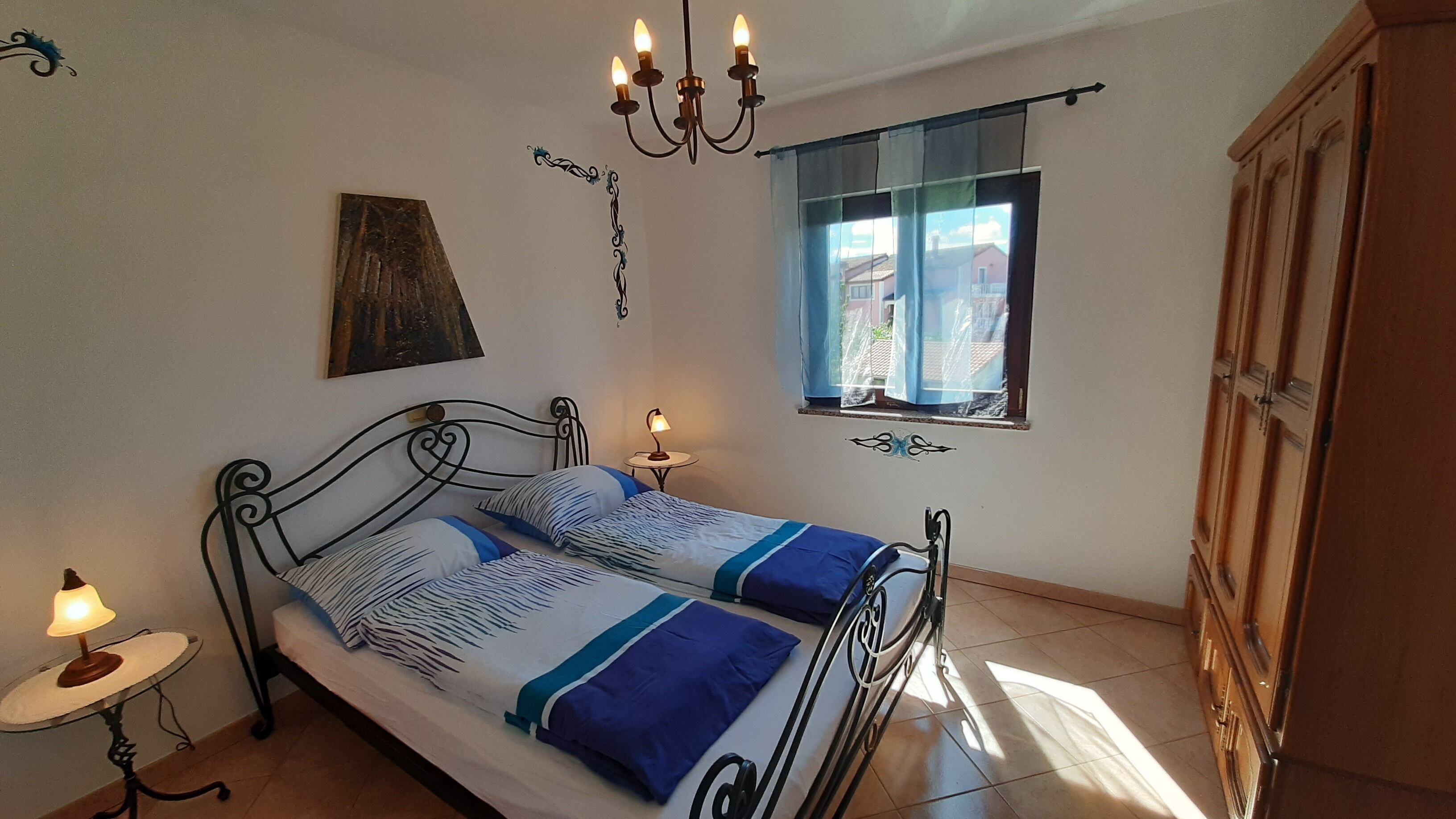 Luxury Apartment (4) | Individually decorated, desk, soundproofing, free WiFi