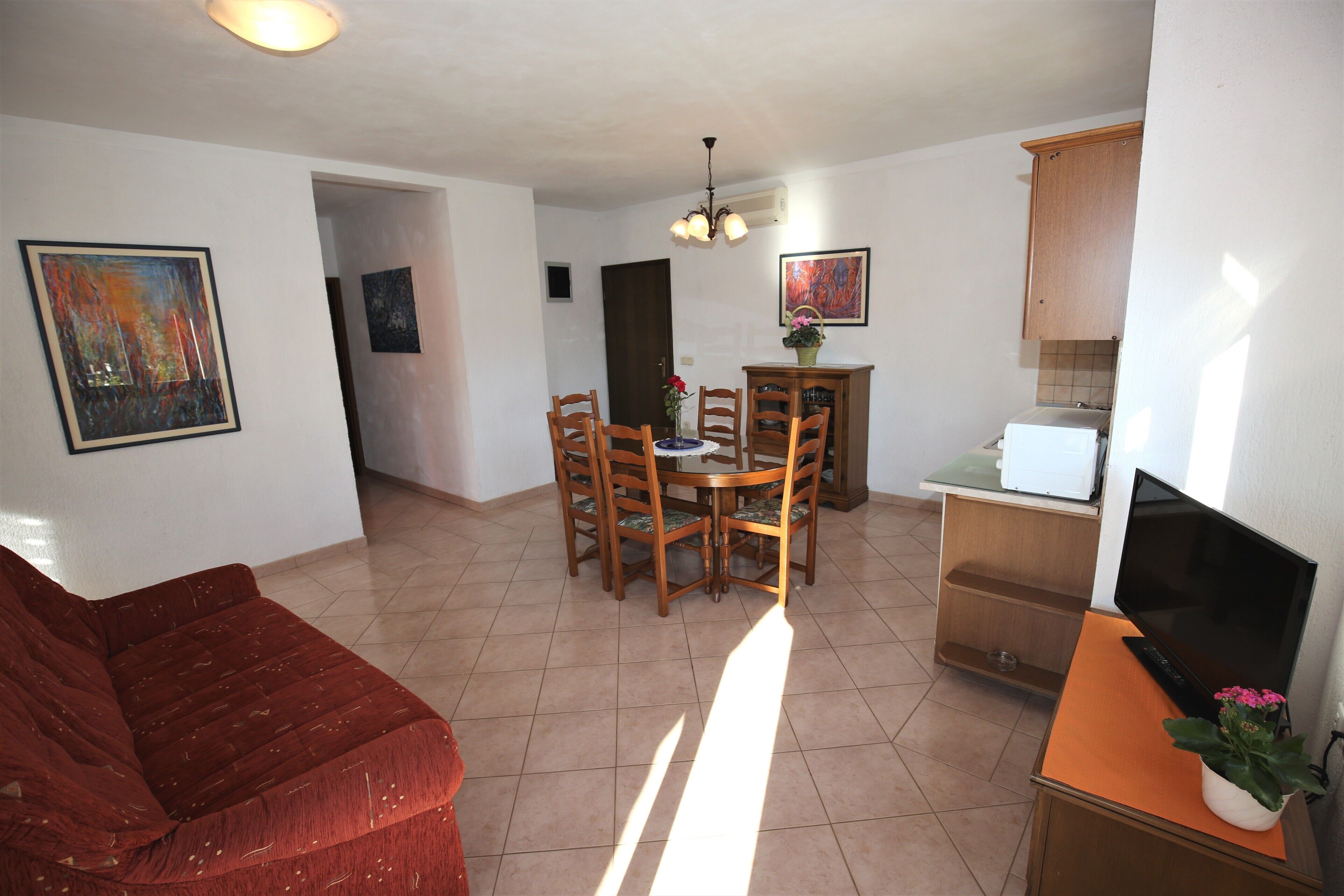 Comfort Apartment (3) | Living area | 35-inch flat-screen TV with satellite channels, LCD TV
